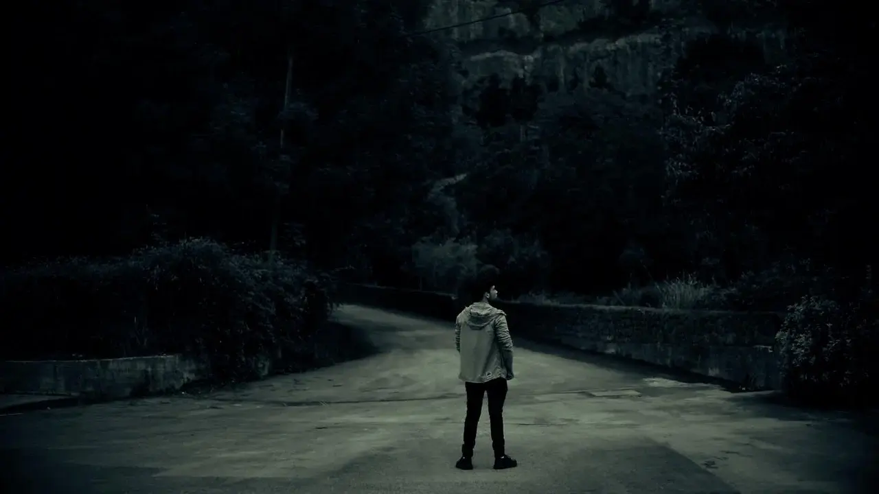 Bajo el silencio