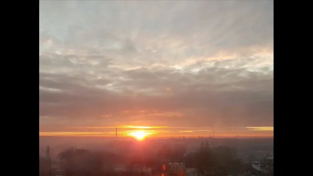 Între Minciună și Adevăr